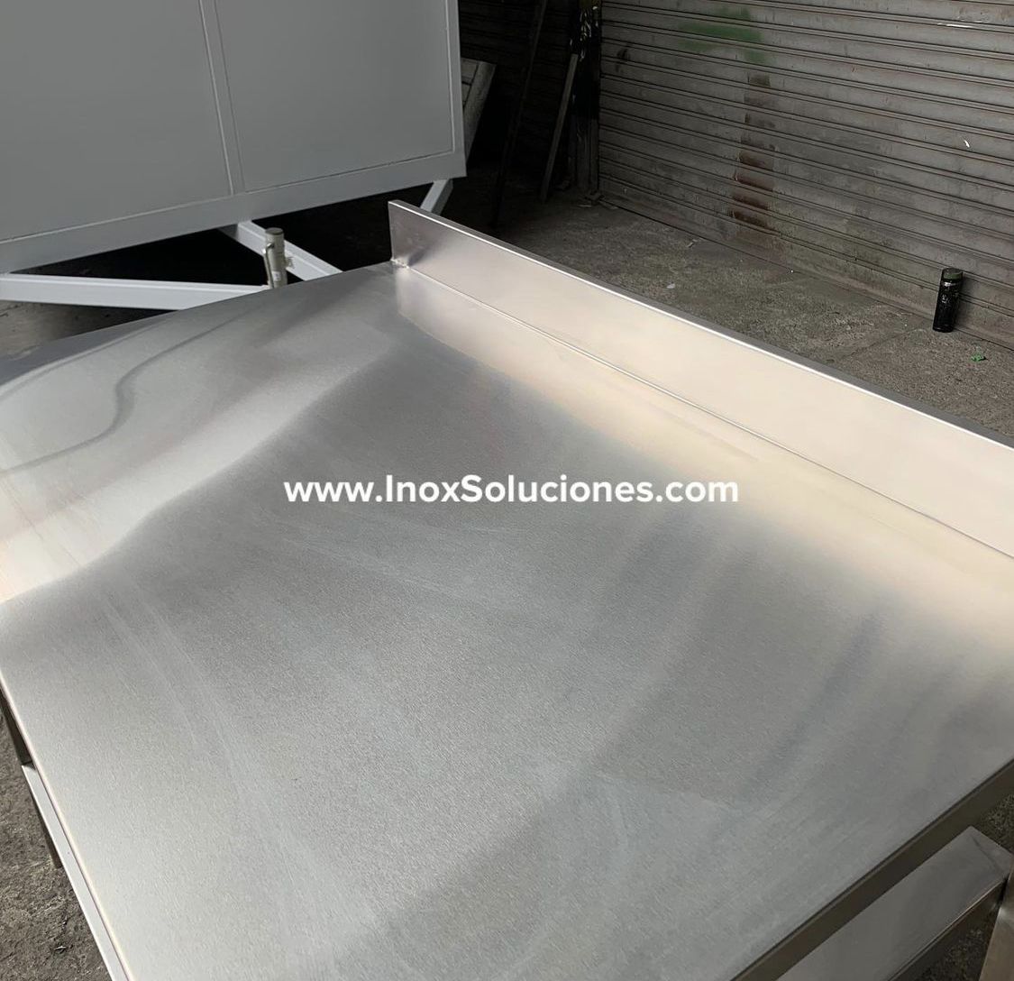 Mesa de trabajo triple paño en acero inoxidable 304 AISI - Imagen 4